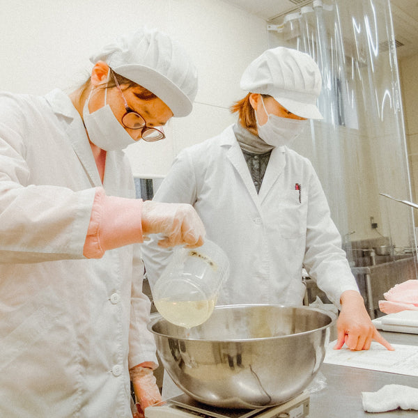 Dans l'atelier de fabrication du savon Bizen