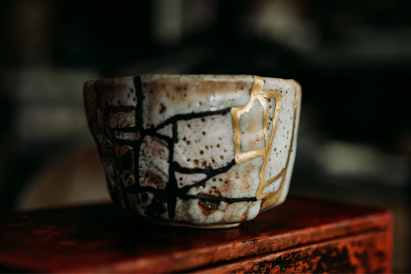 L'art japonais du Kintsugi : célébrer les empreintes du temps et sublimer ce qui croît avec les années, au cœur de notre philosophie du bien vieillir. 