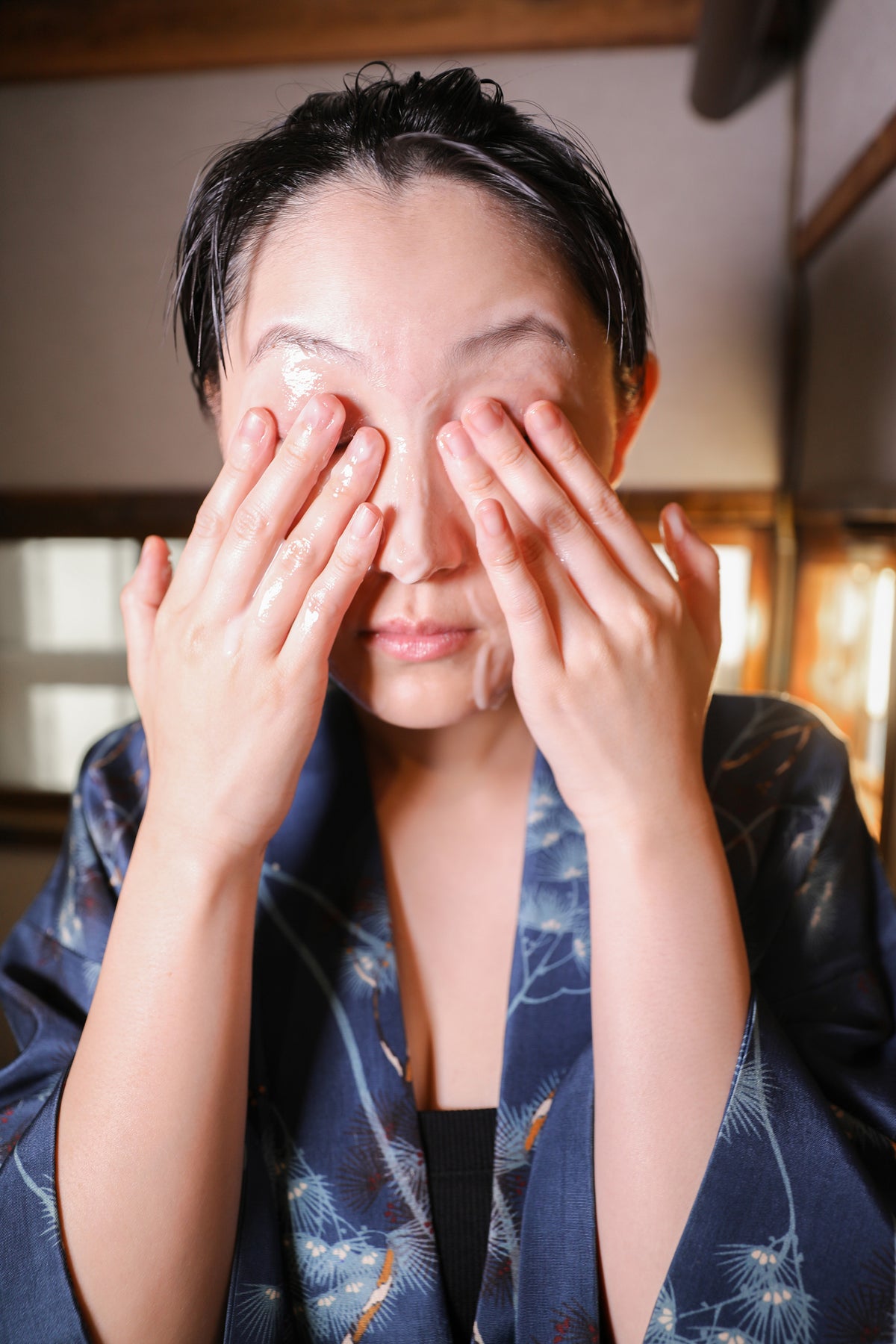 Application et massage du baume nettoyant démaquillant Bizen sur le visage