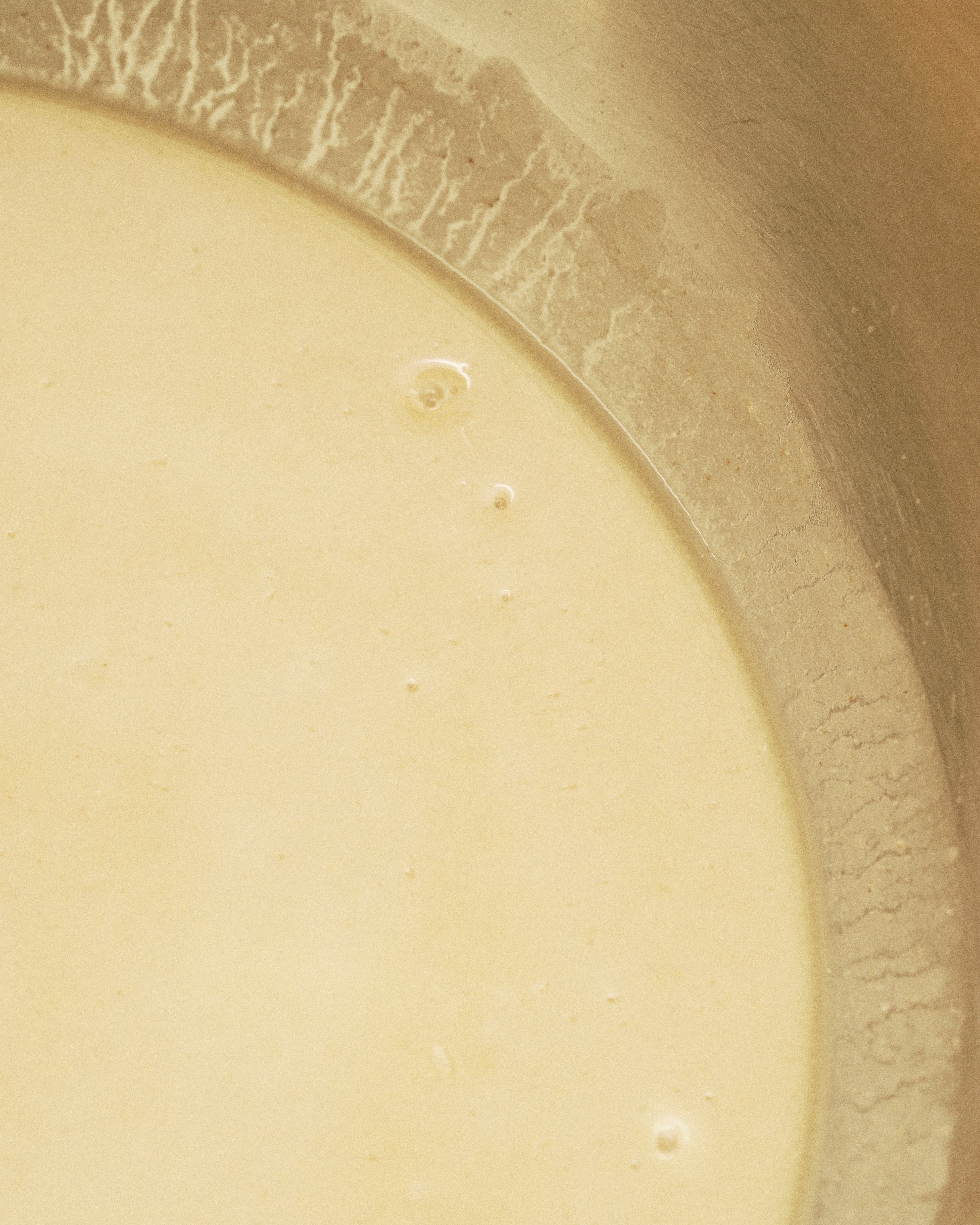 Un concentré d'actifs naturels : la lie de riz fermenté, véritable réservoir d'acides aminés, de vitamines et de minéraux essentiels au maintien de l'hydratation de la peau. 