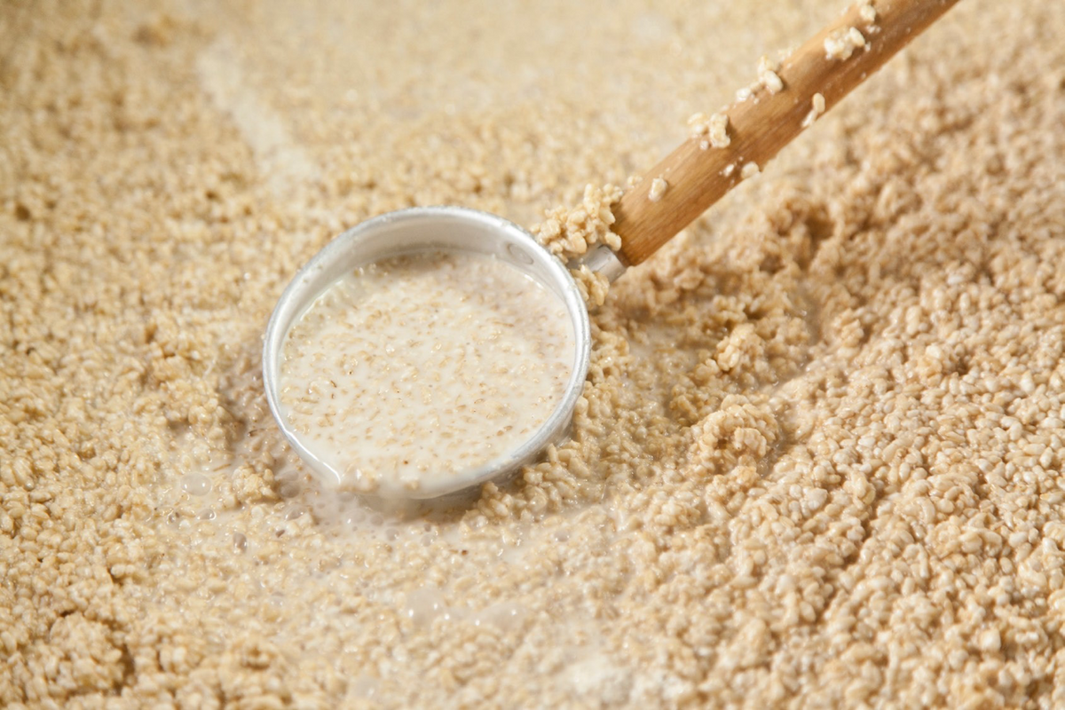 Louche traditionnelle puisant la lie de riz ferment pour les soins Bizen