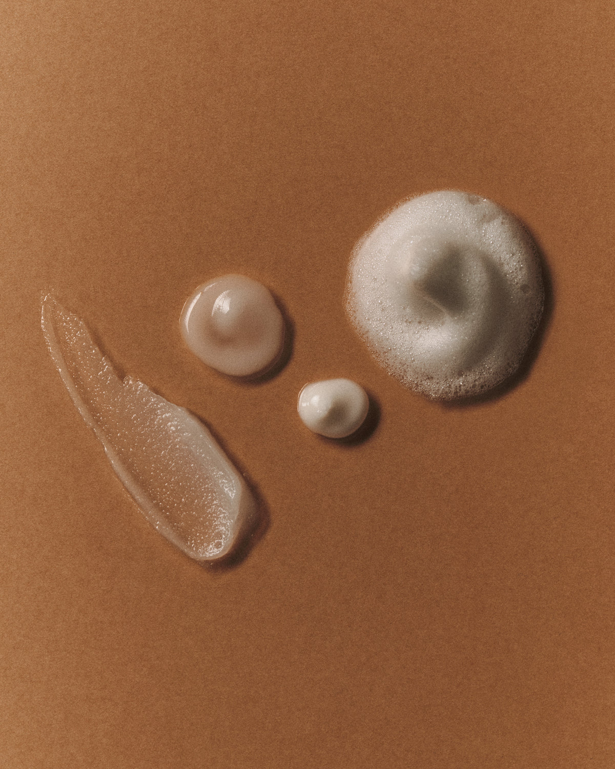 Échantillons des différentes textures de soins Bizen : baume, lotion, crème et mousse nettoyante au riz fermenté.